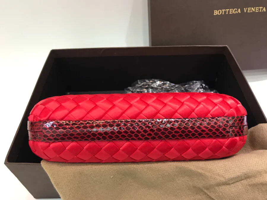 The latest and most popular Knot clutch from the 8651 counter is made of exquisite Japanese silk fabric with snakeskin piping. It looks elegant when worn cross-body or in the hand. It can also be carried by petite girls and can hold 2 iPhone X phones. Size: 20cm*12cm
